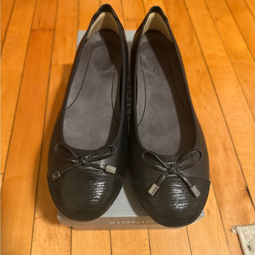New! Vionic Women's Black Leather Flats 10W